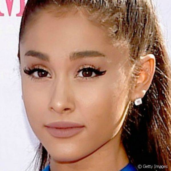 Ariana Grande usou o seu tradicional gatinho puxado, com sobrancelhas definidas e cílios postiços e, nas unhas, ela apostou no esmalte branco